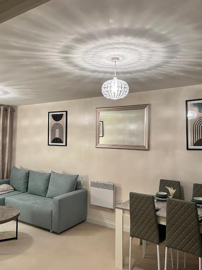 Stylish Luxe Apartment Harlow Exterior photo